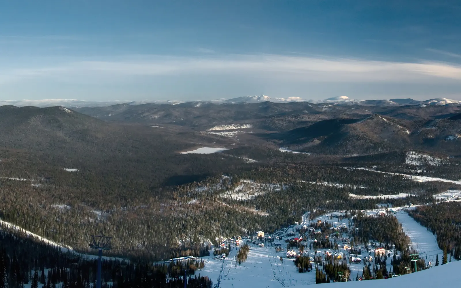Панорама с горы Зелёной: долина Шерегеша, лес и трасса вдали